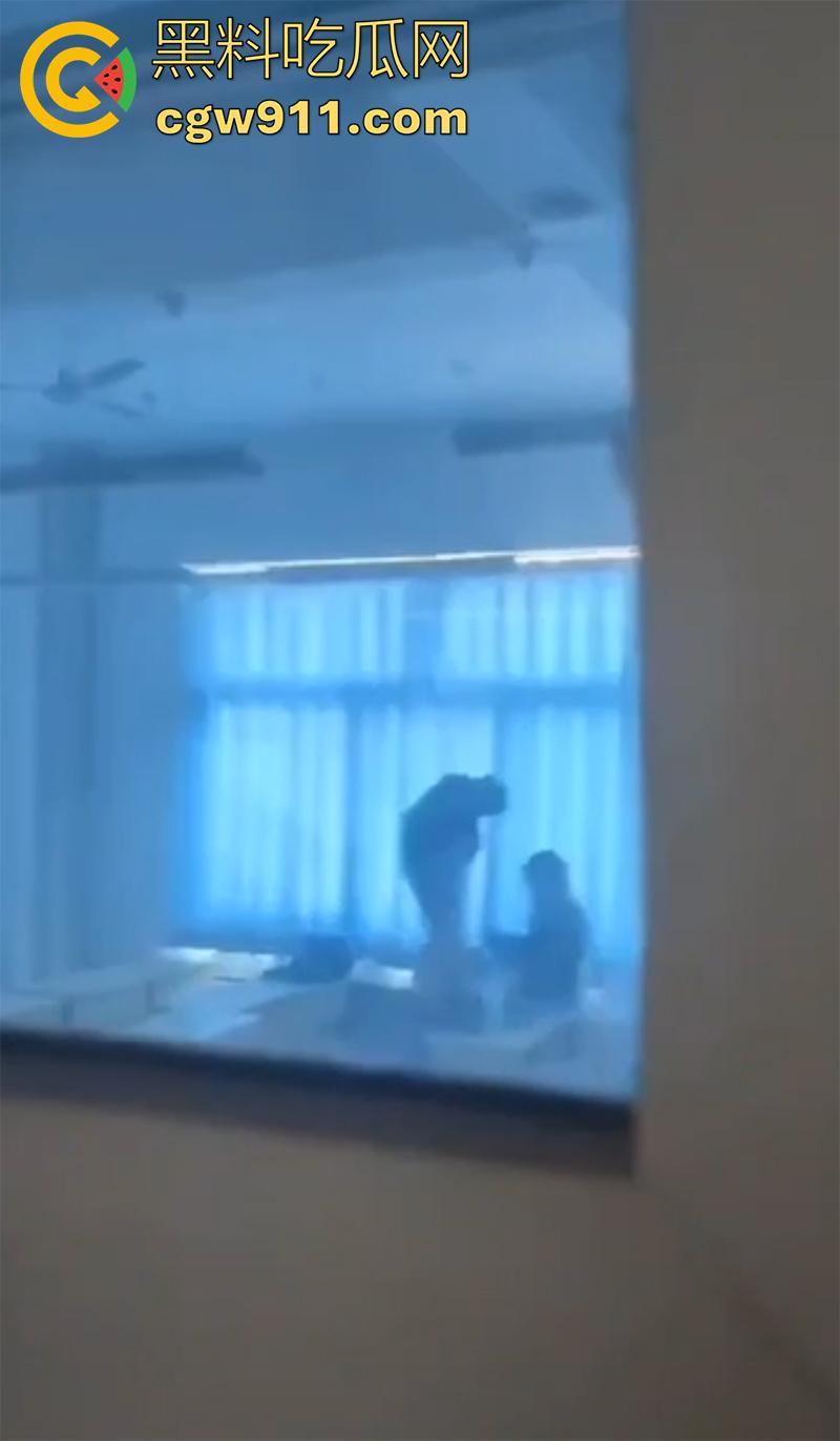 女老师深夜激情,和学生打炮被偷拍,水利水电职业技术学院,偷拍到女老师在教室被学生扛腿爆操,玩的真刺激啊!