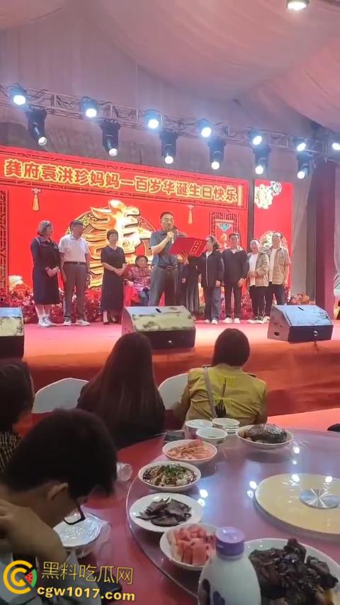 重庆綦江三角百岁宴，不收礼每人还发220块红包，喝的是五粮液每轮120桌开席，发了6轮都没坐完了 ！