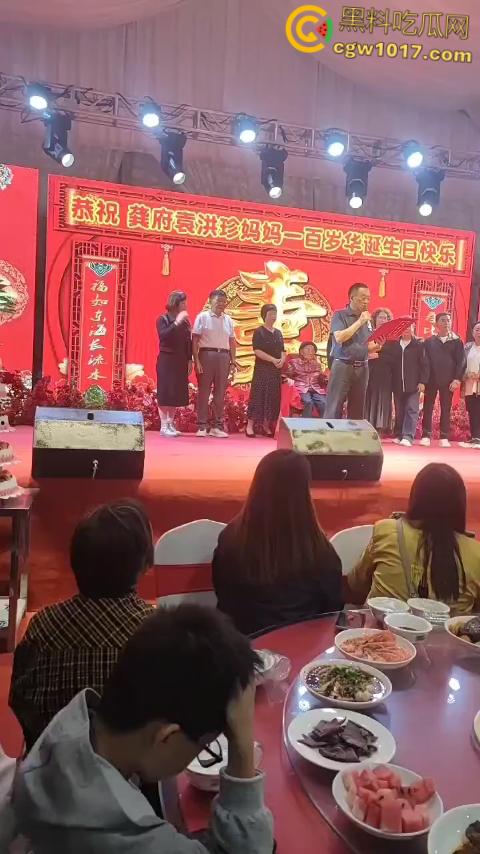 重庆綦江三角百岁宴,不收礼每人还发220块红包,喝的是五粮液每轮120桌开席,发了6轮都没坐完了 !