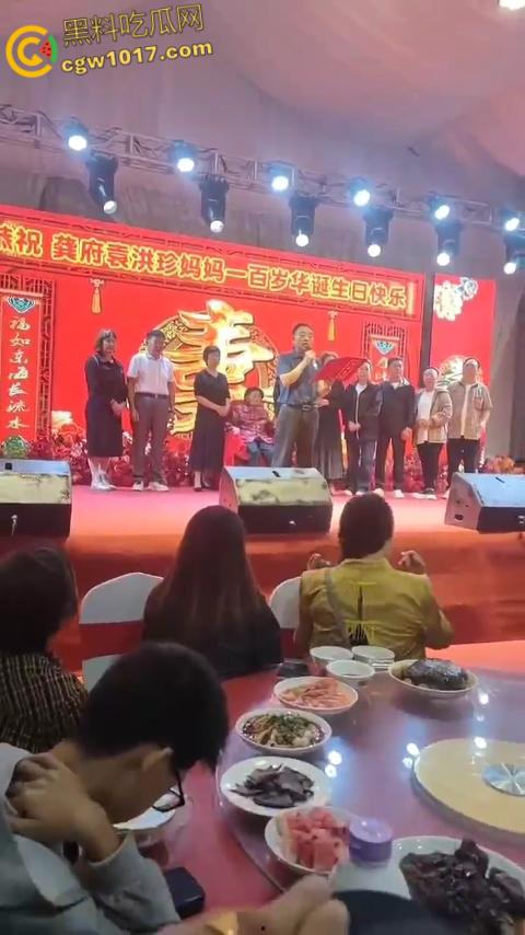 重庆綦江三角百岁宴,不收礼每人还发220块红包,喝的是五粮液每轮120桌开席,发了6轮都没坐完了 !