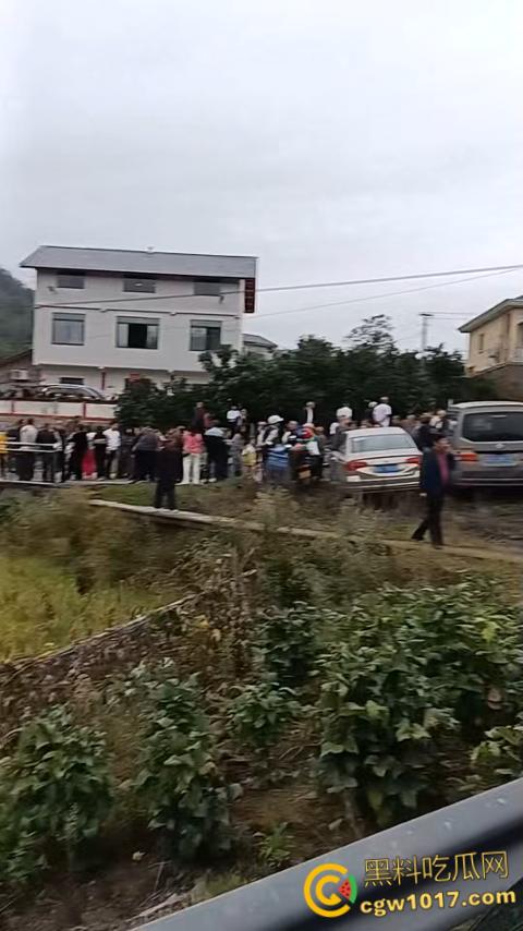 重庆綦江三角百岁宴,不收礼每人还发220块红包,喝的是五粮液每轮120桌开席,发了6轮都没坐完了 !