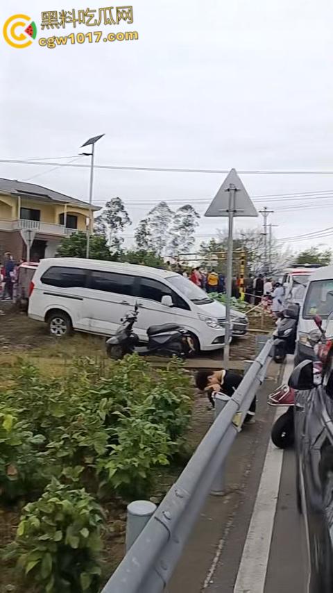 重庆綦江三角百岁宴,不收礼每人还发220块红包,喝的是五粮液每轮120桌开席,发了6轮都没坐完了 !