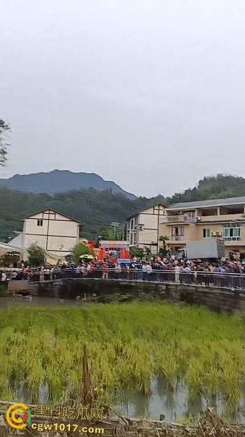 重庆綦江三角百岁宴,不收礼每人还发220块红包,喝的是五粮液每轮120桌开席,发了6轮都没坐完了 !