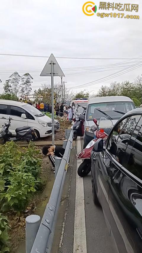 重庆綦江三角百岁宴,不收礼每人还发220块红包,喝的是五粮液每轮120桌开席,发了6轮都没坐完了 !