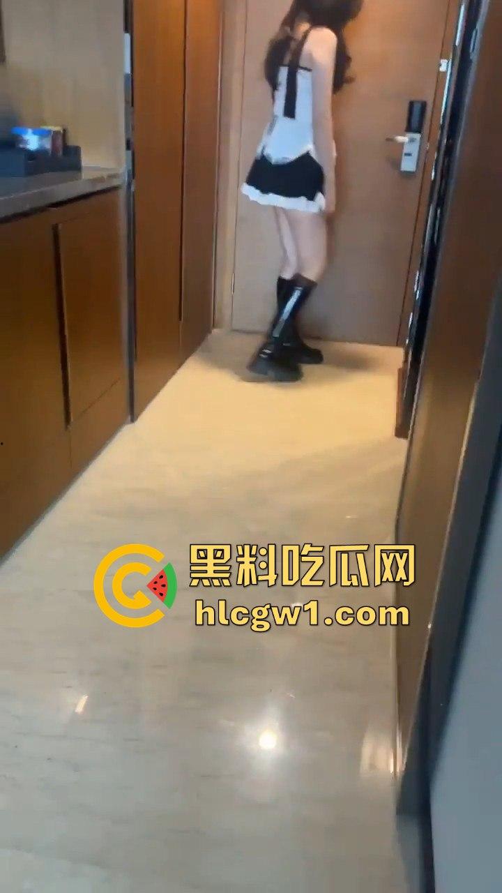 杭州外国语长腿学生妹『 陈雯 』被调教大神操到飞升!从单人啪啪到多人狂操,叫得像头小野猪!