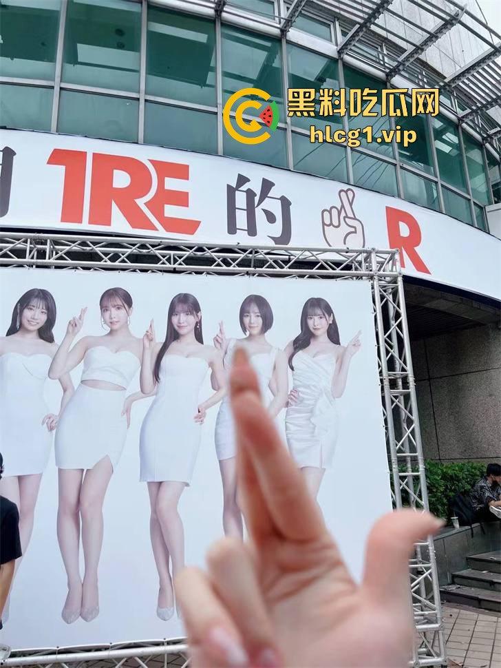 独家直击！带粉丝云打卡台湾成人展，三上悠亚比屏幕更美更性感，完爆国内漫展，台妹赞到爆！