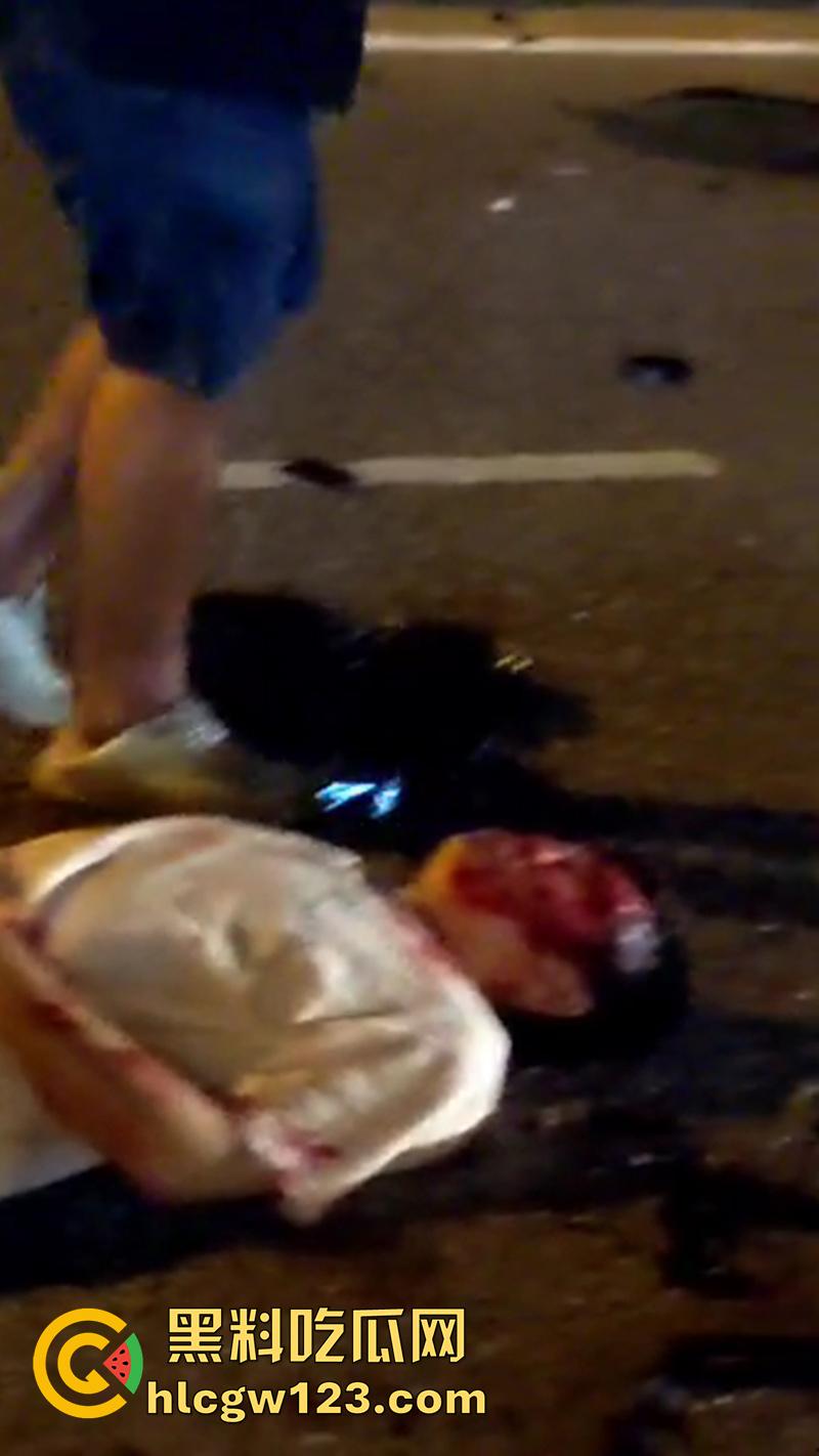 马来西亚血腥车祸现场,华裔驾车相撞导致2死4伤,现场血肉模糊胆小者勿入,现场画面流出!