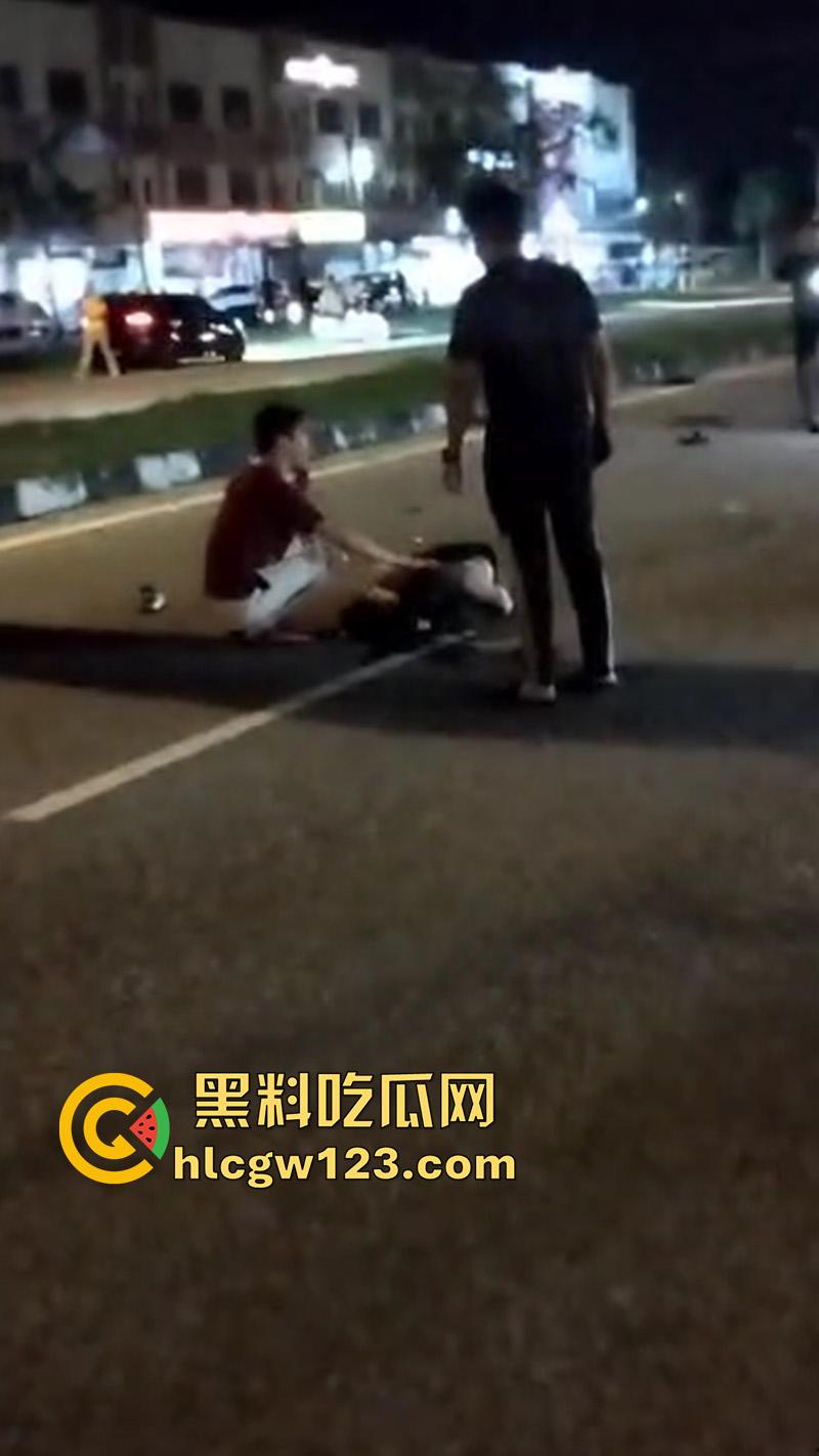 马来西亚血腥车祸现场,华裔驾车相撞导致2死4伤,现场血肉模糊胆小者勿入,现场画面流出!