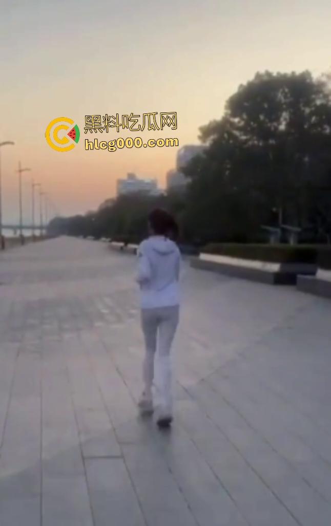 长腿女大学生带着跳蛋跑步！跑得太快男友直接遥控狂震，搞得女大浑身扭曲，像是要高潮！