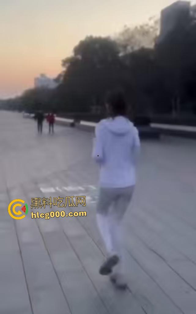 长腿女大学生带着跳蛋跑步!跑得太快男友直接遥控狂震,搞得女大浑身扭曲,像是要高潮!