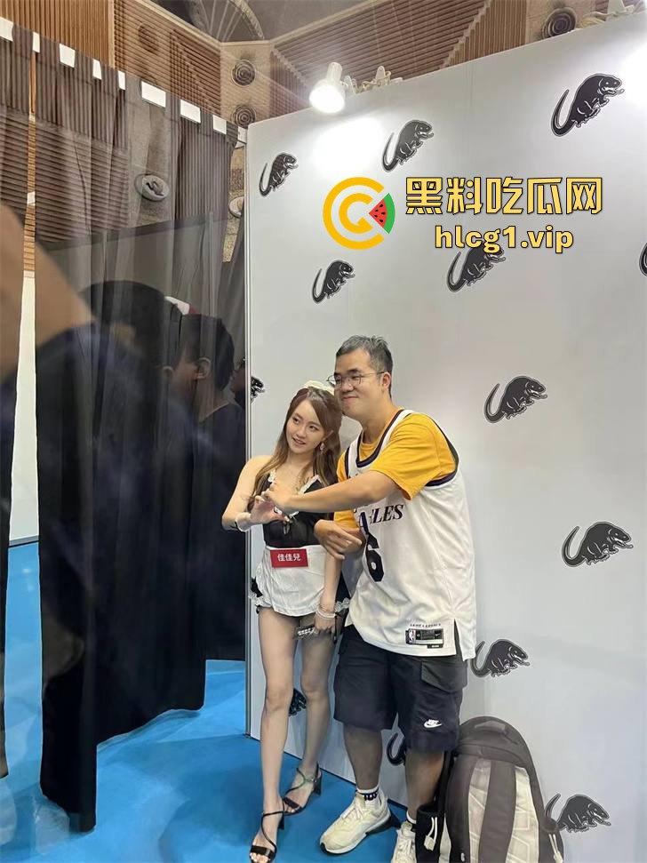 独家直击!带粉丝云打卡台湾成人展,三上悠亚比屏幕更美更性感,完爆国内漫展,台妹赞到爆!