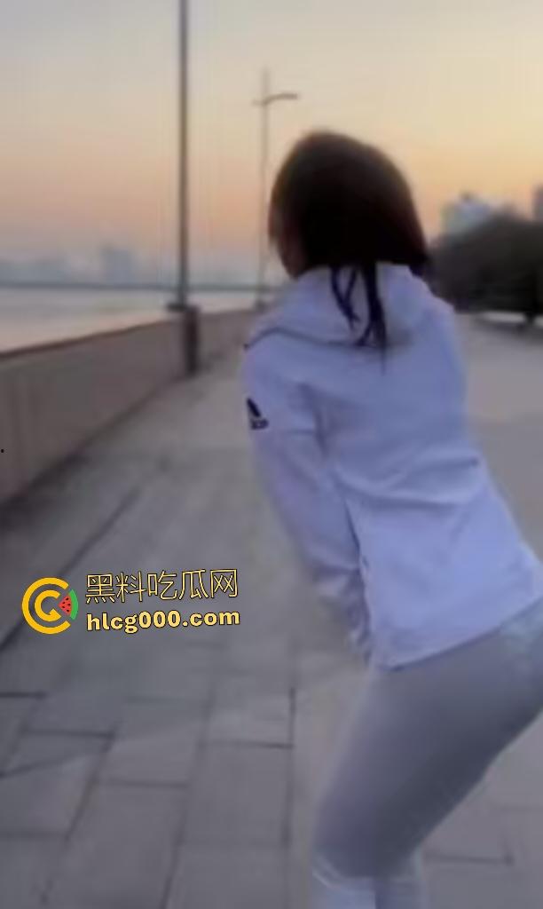 长腿女大学生带着跳蛋跑步!跑得太快男友直接遥控狂震,搞得女大浑身扭曲,像是要高潮!