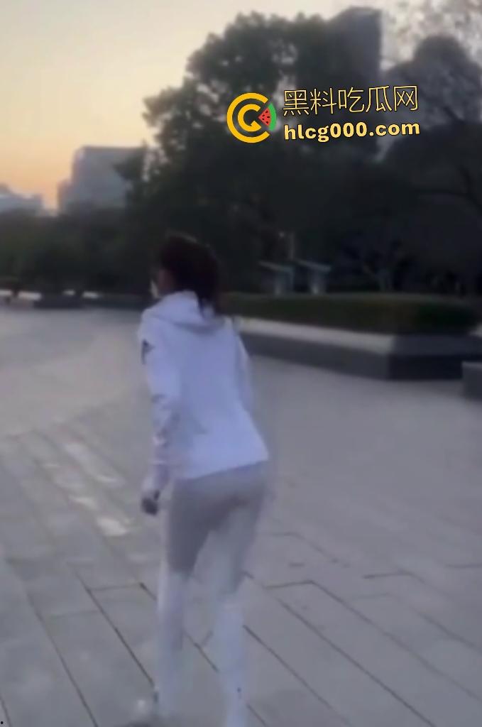 长腿女大学生带着跳蛋跑步!跑得太快男友直接遥控狂震,搞得女大浑身扭曲,像是要高潮!