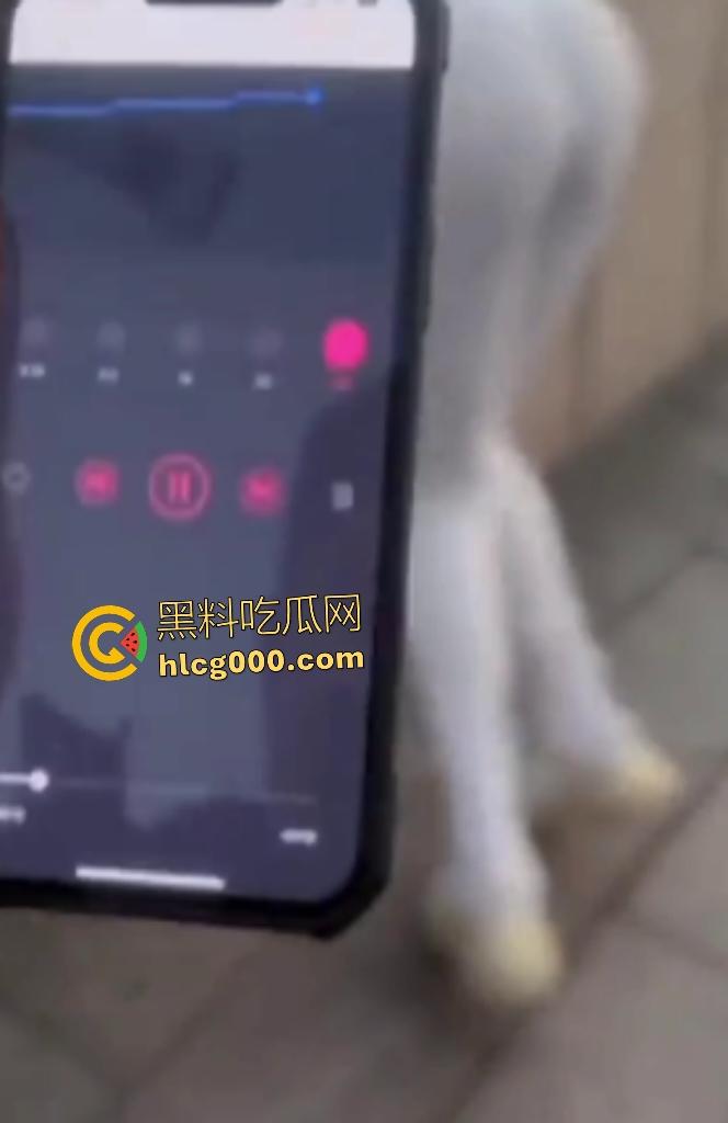 长腿女大学生带着跳蛋跑步!跑得太快男友直接遥控狂震,搞得女大浑身扭曲,像是要高潮!