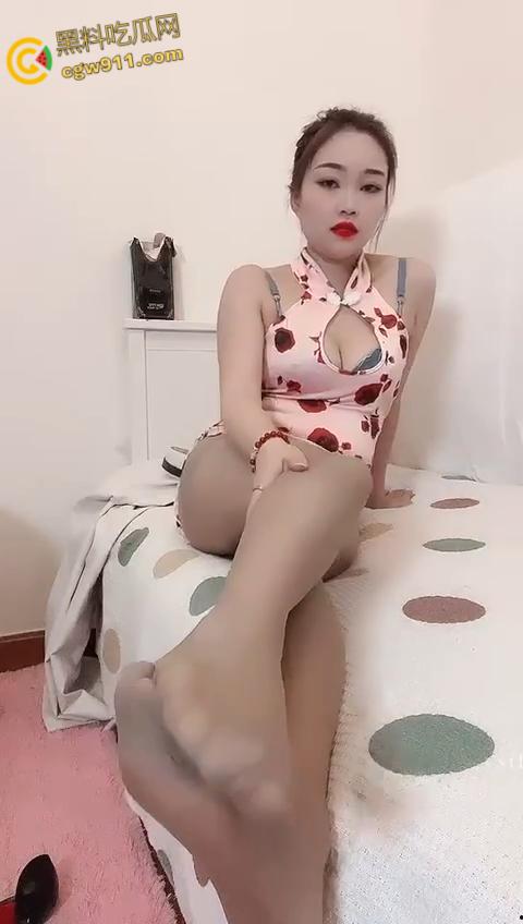 快手御姐网红【曾妹老板娘】,与榜一大哥裸聊视频流出,丰满翘臀自摸浪叫,反差骚浪令你欲火焚身!