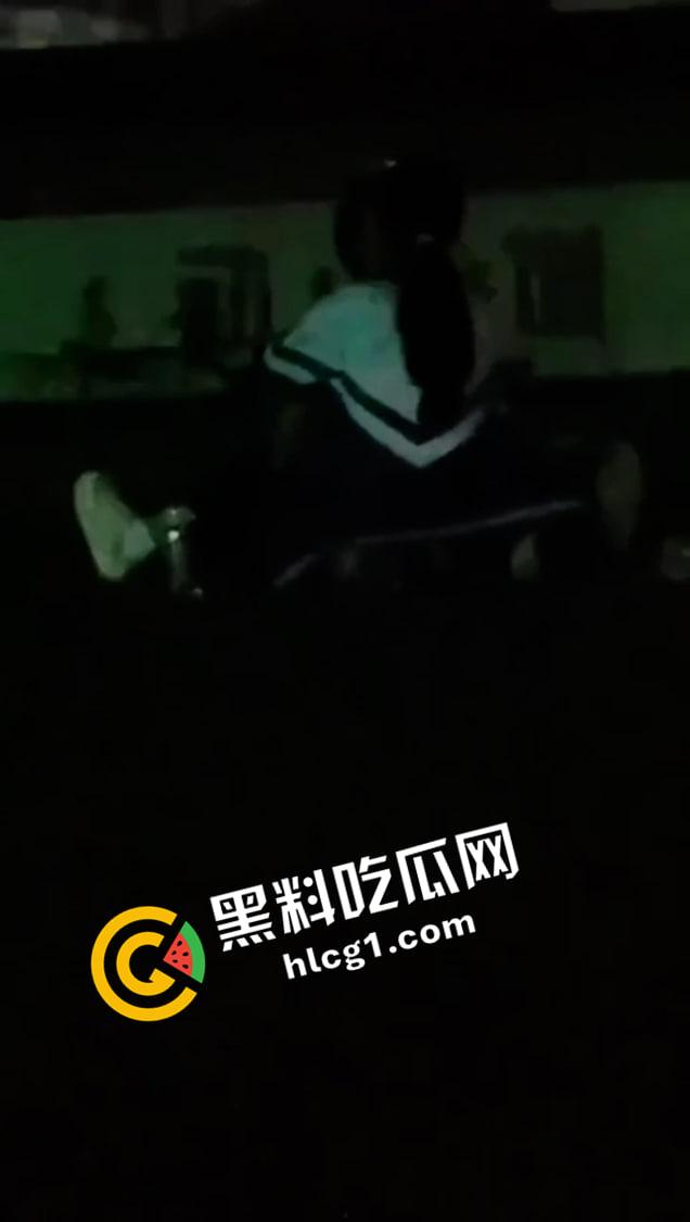 河南经济贸易技术学院 情侣操场发情 大庭广众插进去 同学让我也分享一下你的快乐吧