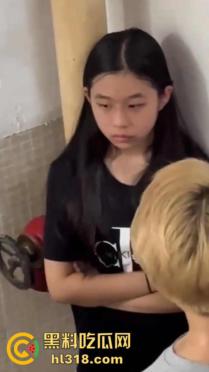 广西清纯小美女遭霸凌，被几个精神小妹，携带黄毛围堵走廊，各种语言嘲讽和扇嘴巴，还录视频炫耀！