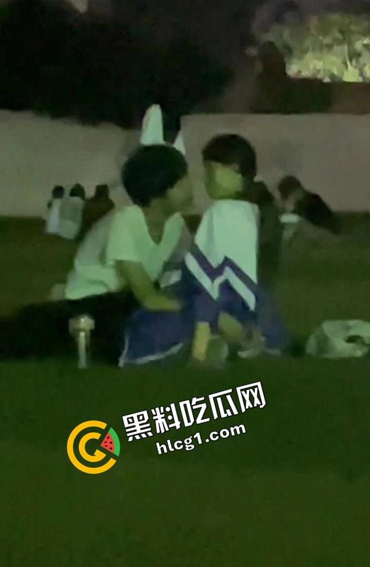 河南经济贸易技术学院 情侣操场发情 大庭广众插进去 同学让我也分享一下你的快乐吧