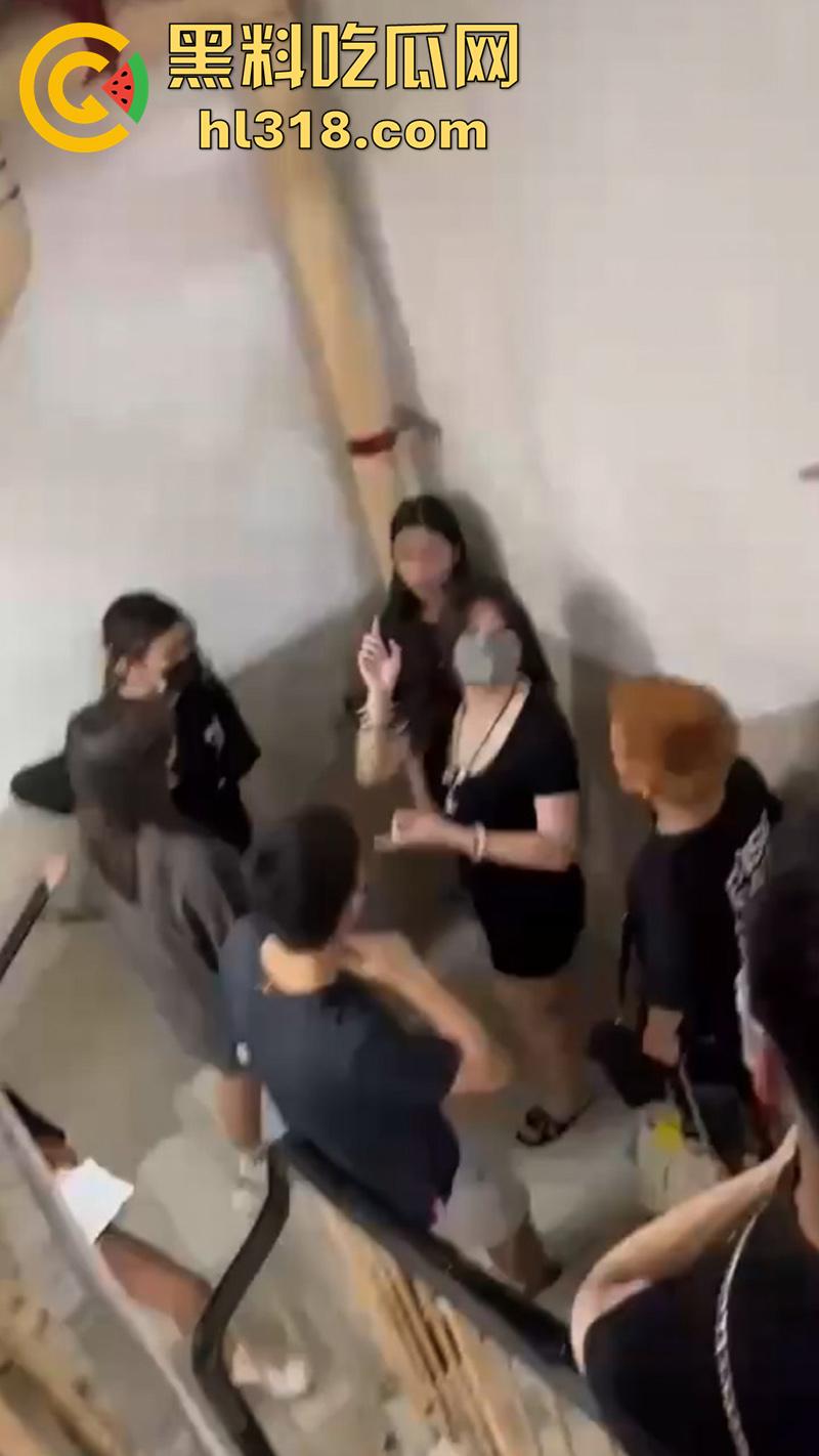 广西清纯小美女遭霸凌,被几个精神小妹,携带黄毛围堵走廊,各种语言嘲讽和扇嘴巴,还录视频炫耀!