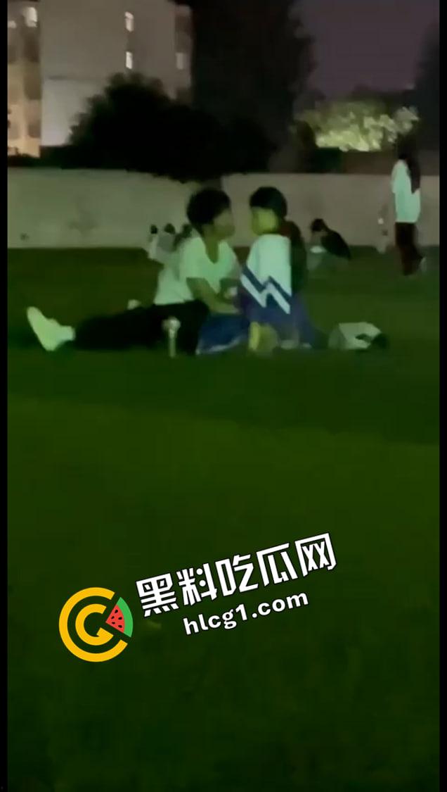 河南经济贸易技术学院 情侣操场发情 大庭广众插进去 同学让我也分享一下你的快乐吧