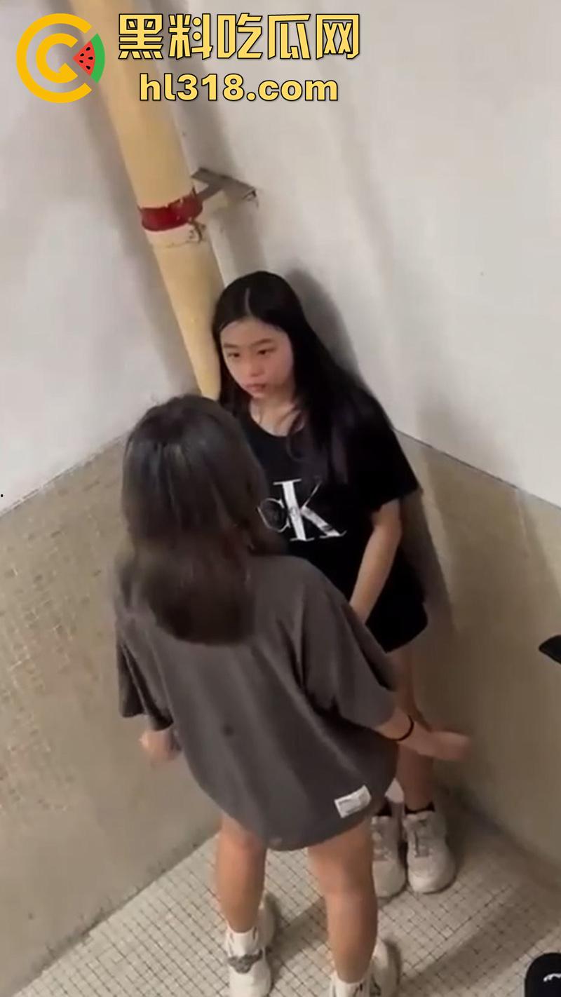 广西清纯小美女遭霸凌,被几个精神小妹,携带黄毛围堵走廊,各种语言嘲讽和扇嘴巴,还录视频炫耀!