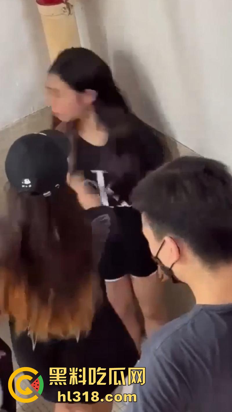 广西清纯小美女遭霸凌,被几个精神小妹,携带黄毛围堵走廊,各种语言嘲讽和扇嘴巴,还录视频炫耀!
