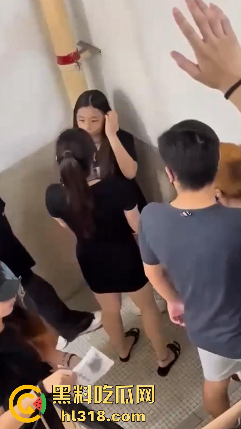 广西清纯小美女遭霸凌,被几个精神小妹,携带黄毛围堵走廊,各种语言嘲讽和扇嘴巴,还录视频炫耀!