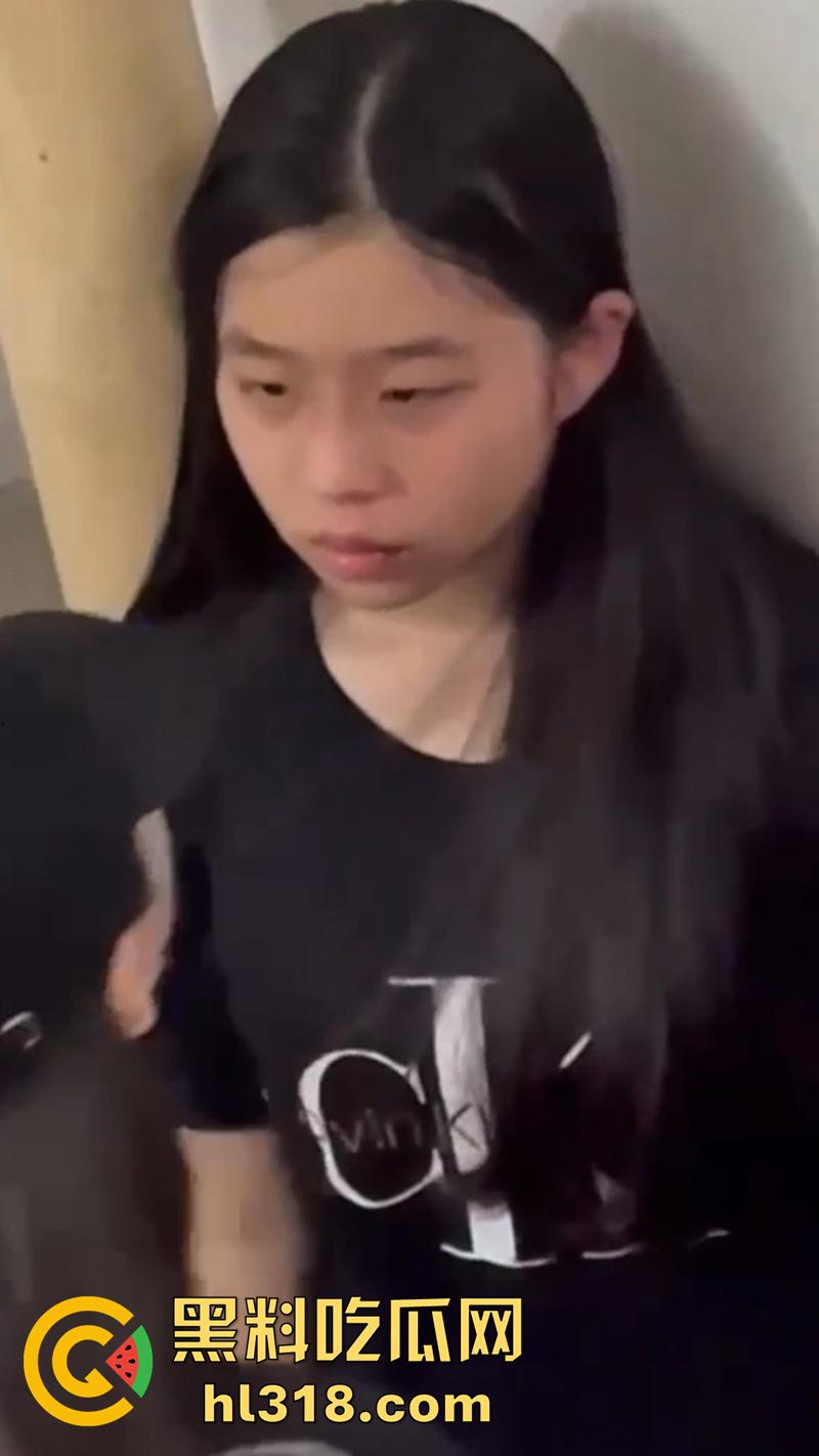 广西清纯小美女遭霸凌,被几个精神小妹,携带黄毛围堵走廊,各种语言嘲讽和扇嘴巴,还录视频炫耀!