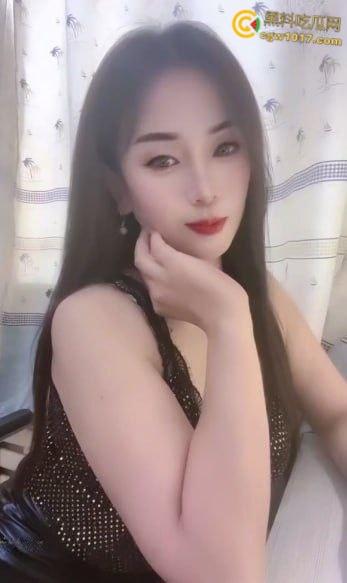 快手熟女【SS琴姐】,御姐气质风情万种,肉丝油丝无内隔着丝袜抚摸骚逼,看似是良家妇女实则也是个淫荡母狗!