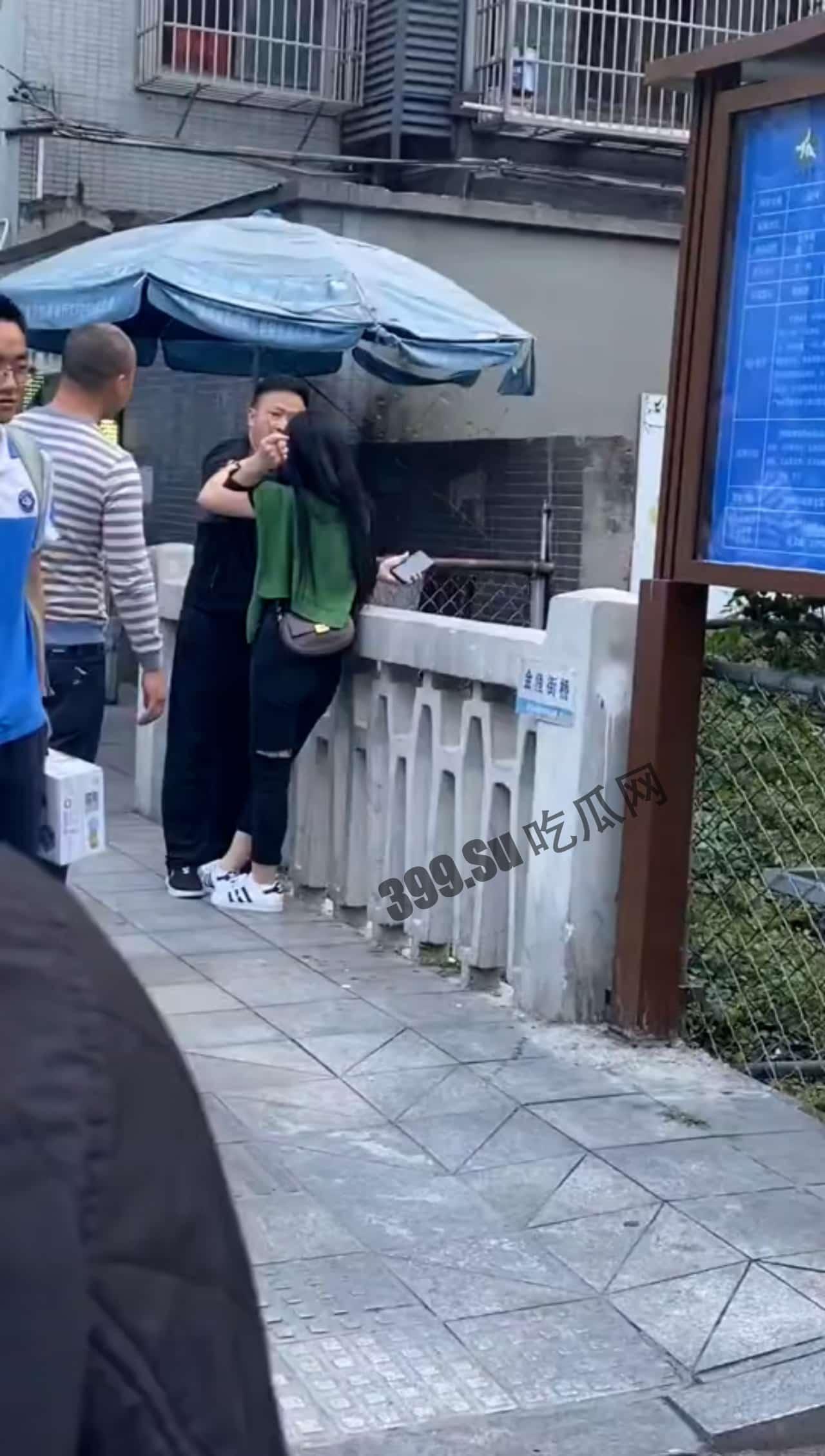 成都，这位帅哥刷了十几万给 #女主播。 终于把女主播约出来了，男子手持剪刀非常激动了 对白清楚