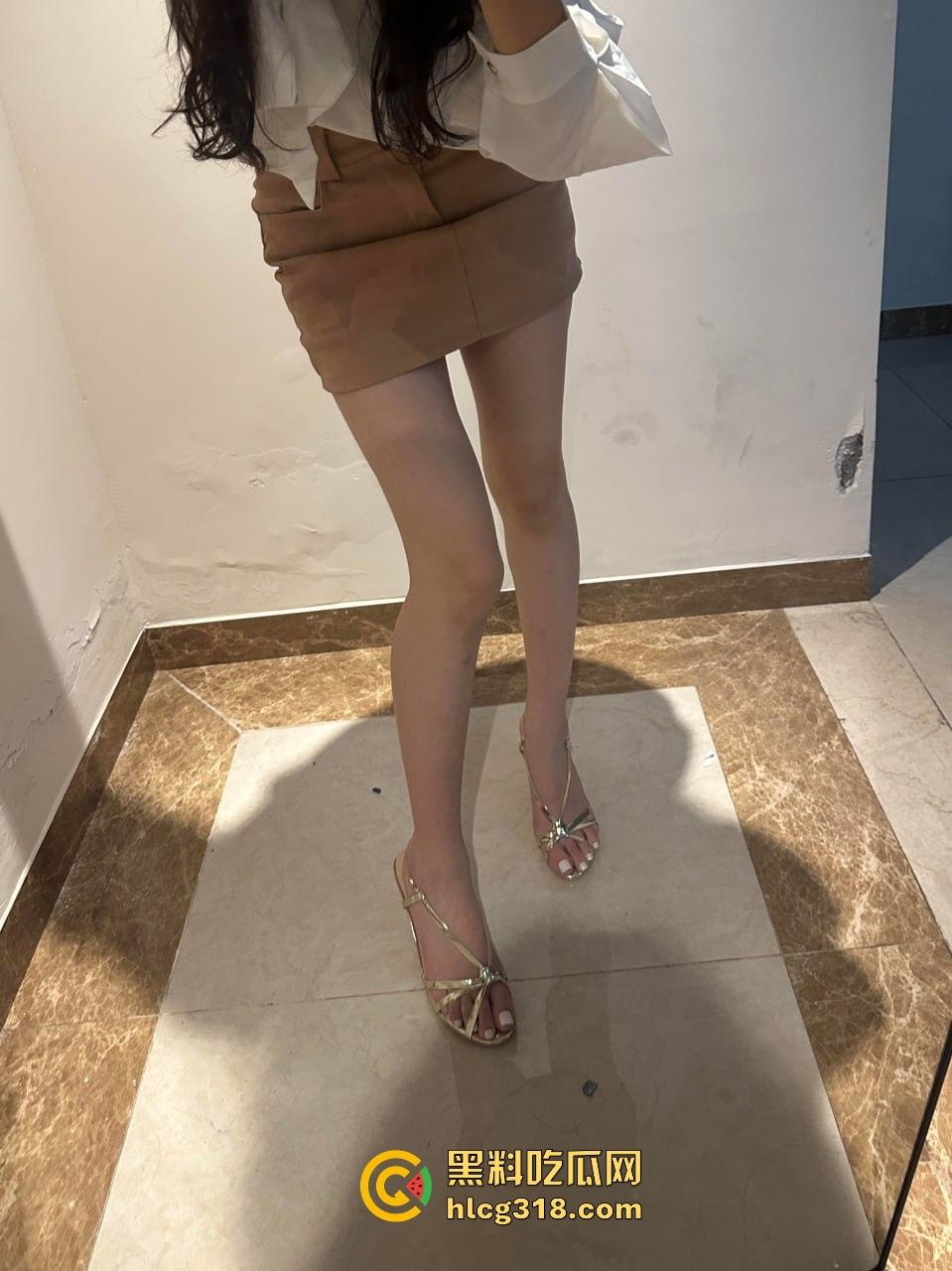 清纯嫩妹与男友在酒店走廊释放欲望,翘臀被猛烈进攻,都不敢放声大叫,玩得真大刺激感拉满!