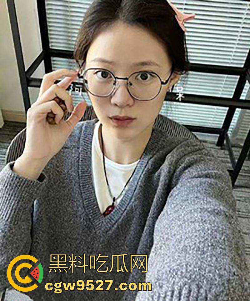 广州大学城清纯眼镜妹【刘彤彤】，出轨大屌体育生学长，小穴都要被大鸡巴撑爆了，叫声超淫荡！