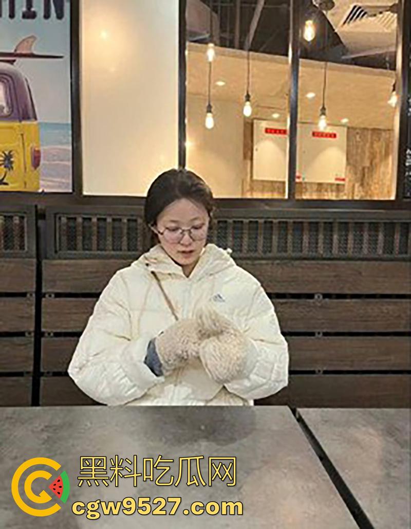 广州大学城清纯眼镜妹【刘彤彤】,出轨大屌体育生学长,小穴都要被大鸡巴撑爆了,叫声超淫荡!