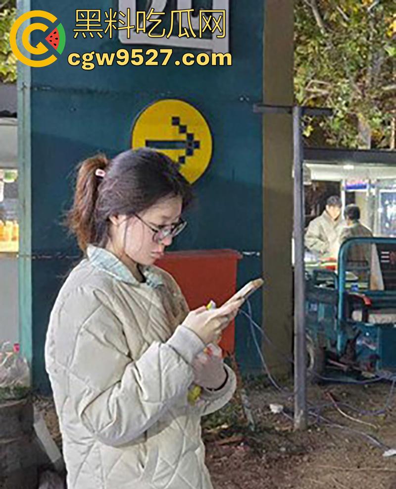 广州大学城清纯眼镜妹【刘彤彤】,出轨大屌体育生学长,小穴都要被大鸡巴撑爆了,叫声超淫荡!