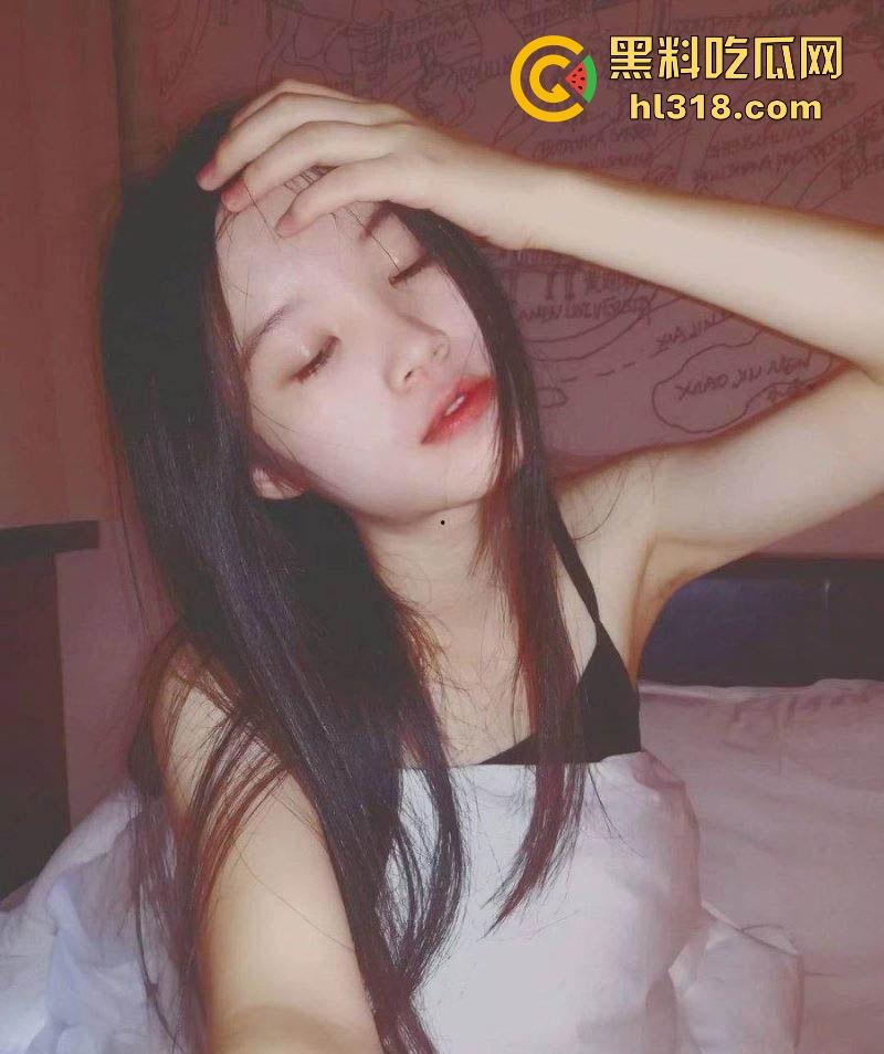 长沙清纯护士【欧阳雯怡】性爱视频曝光，黑丝眼镜母狗淫荡日常，饭桌台下口爆，床上淫水横流，极其淫荡！