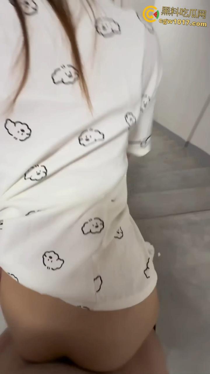 广撒网总有上钩的,约炮蜜桃臀可爱学妹,穿着可爱睡衣和小熊内裤,被大神在酒店楼道狂操,小翘臀被猛猛撞击!