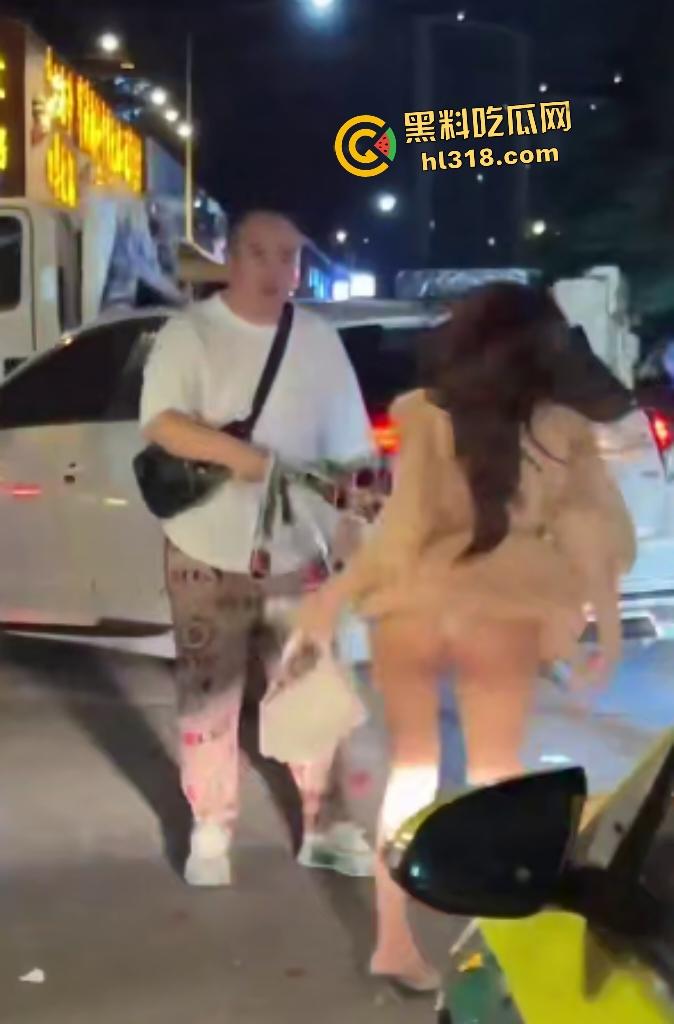 曼谷女子上街看到男友和其他女人说话,就像喝了醋坛子一样在街头追打,男友送花还被踹!