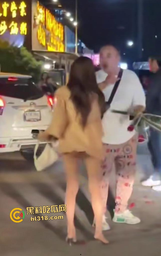 曼谷女子上街看到男友和其他女人说话,就像喝了醋坛子一样在街头追打,男友送花还被踹!
