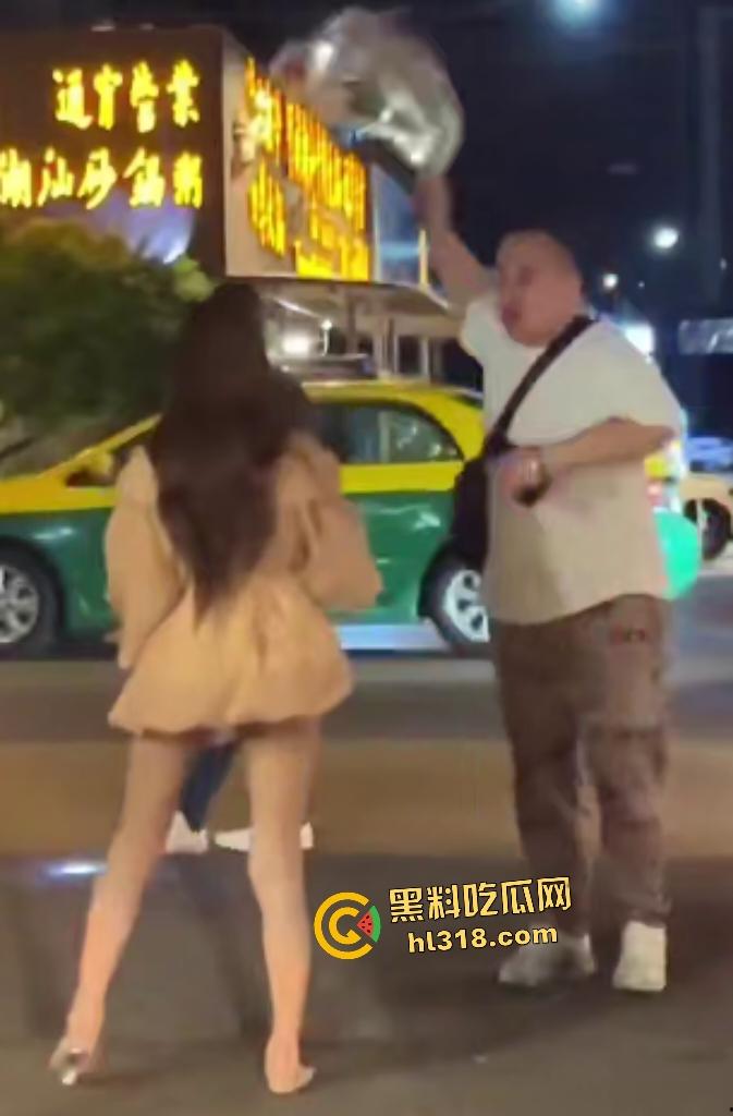 曼谷女子上街看到男友和其他女人说话,就像喝了醋坛子一样在街头追打,男友送花还被踹!