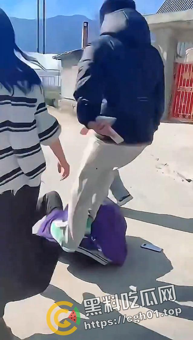 儿子被打 父亲让警察拦着不让回家?四川凉山霸凌事件 愤怒民众包围警察局