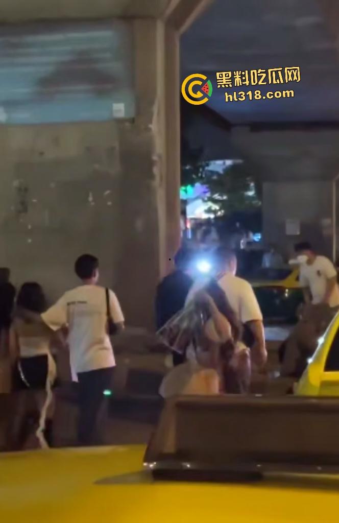 曼谷女子上街看到男友和其他女人说话,就像喝了醋坛子一样在街头追打,男友送花还被踹!