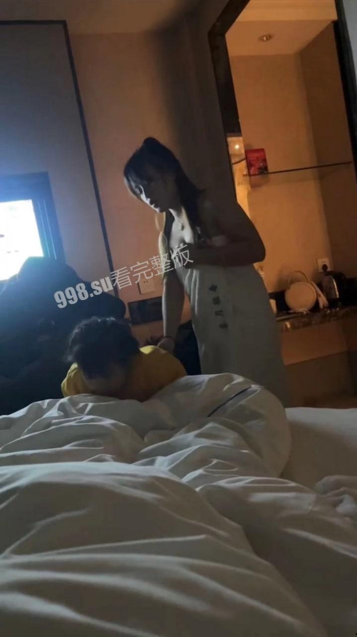 离离原上谱!女子出门约炮竟带娃! 中国好媳妇不忘回家给老公做饭