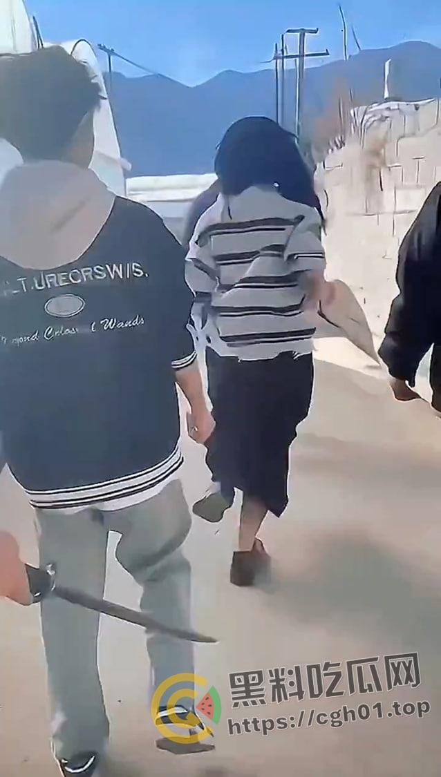 儿子被打 父亲让警察拦着不让回家?四川凉山霸凌事件 愤怒民众包围警察局