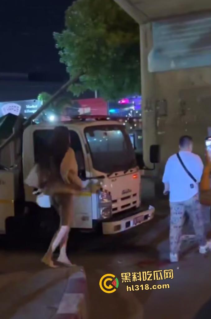 曼谷女子上街看到男友和其他女人说话,就像喝了醋坛子一样在街头追打,男友送花还被踹!