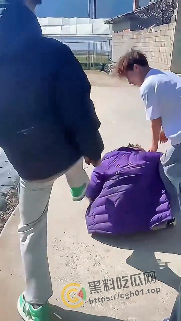 儿子被打 父亲让警察拦着不让回家?四川凉山霸凌事件 愤怒民众包围警察局