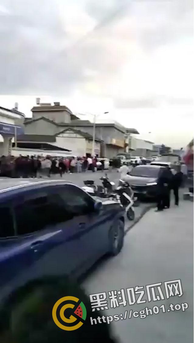 儿子被打 父亲让警察拦着不让回家?四川凉山霸凌事件 愤怒民众包围警察局