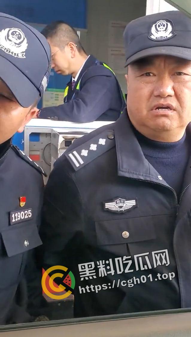 儿子被打 父亲让警察拦着不让回家?四川凉山霸凌事件 愤怒民众包围警察局