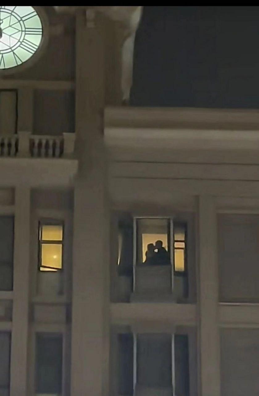 城会玩！小情侣跨年夜亲热，没想到成为直播现场