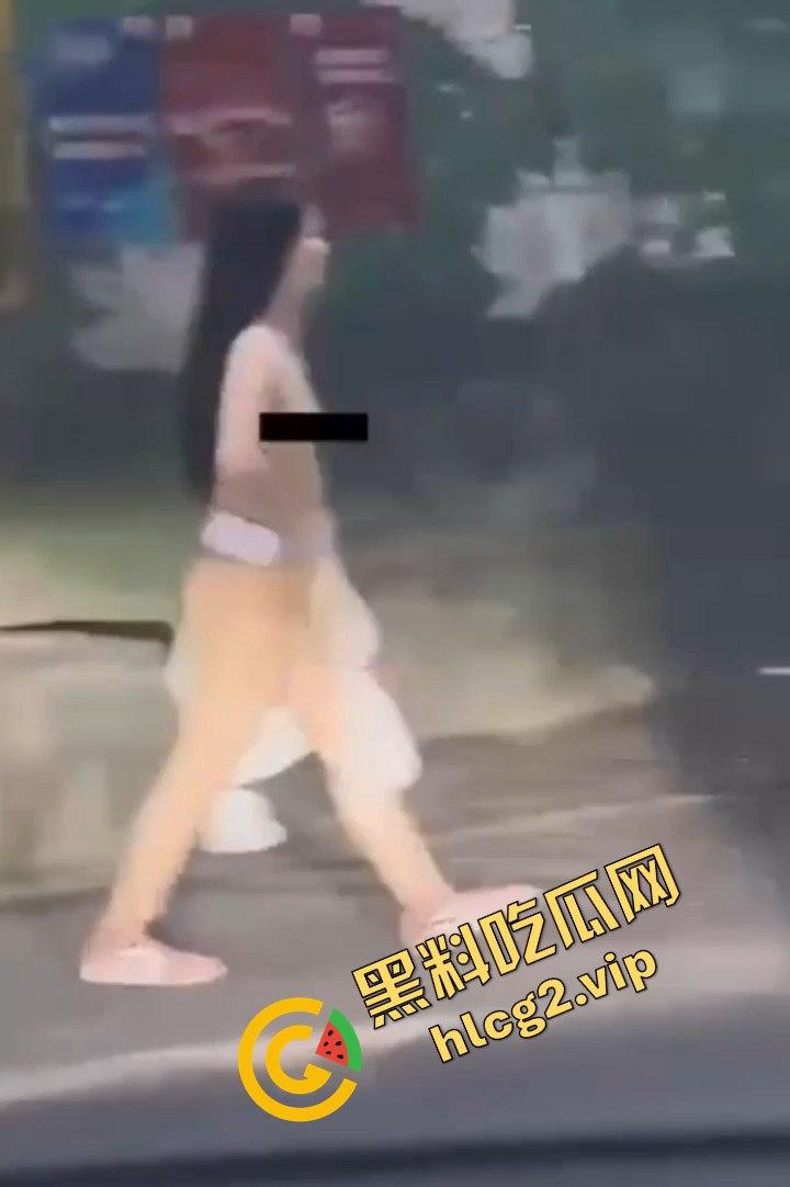 长沙解放西惊现全裸少妇!从地下停车场一丝不挂走上来!是主人的任务还是醉酒闹剧呢?