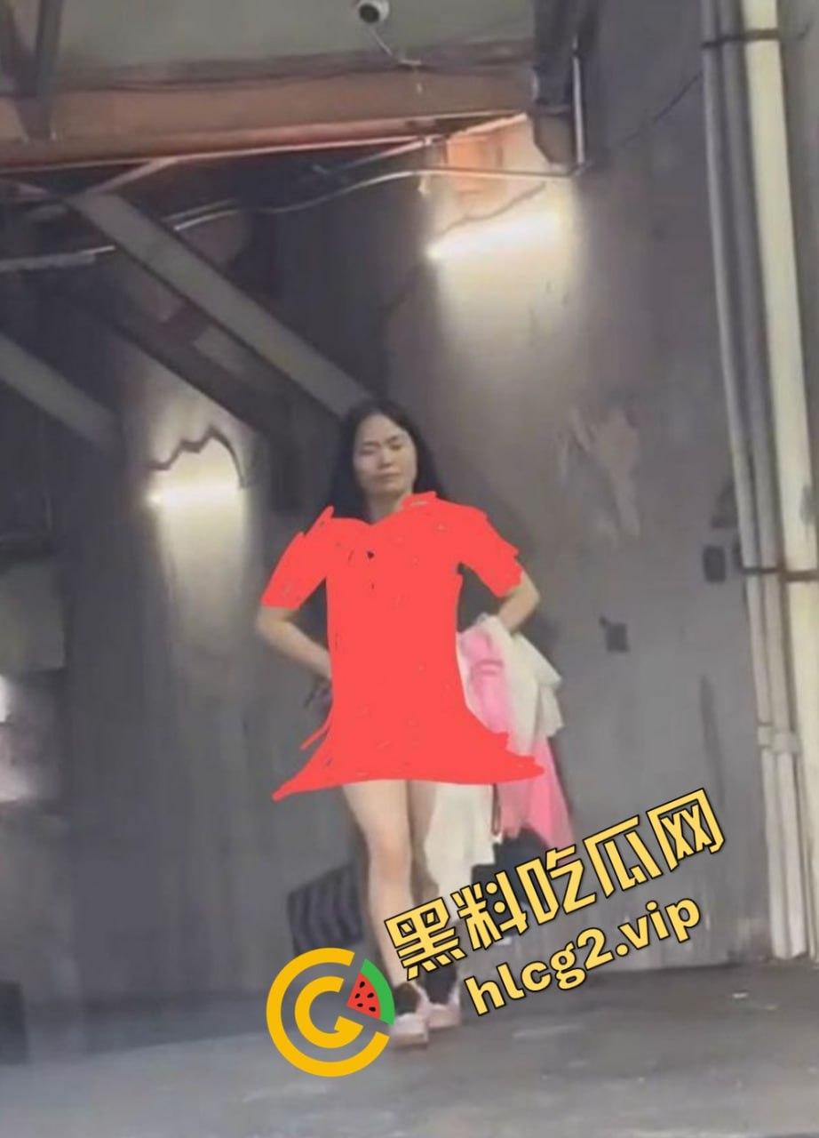 长沙解放西惊现全裸少妇!从地下停车场一丝不挂走上来!是主人的任务还是醉酒闹剧呢?